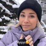 Ellen Bergström Instagram - Inte många dagar kvar till jul - äntligen så kan jag sjunga jullåtar när jag går med Elsy i vagnen utan att skämmas 😅 (har sjungit bl.a. juuuul juuuul strålande juuul hela sommaren) 🙈 varje år så drömmer jag om att släppa en jullåt.. men den drömmen infaller ofta efter julafton och det är ju lite försent.. Men nu är jag ju faktiskt ute i tid. Vilken jullåt är er favorit? ❤️