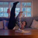 Ellen Bergström Instagram – Betalt samarbete med @plejdab – Plejd är ett system som elektrikern kopplar till dina lampor, så du kan styra och ändra allt från din telefon. Det som också är coolt är att du genom appen kan ändra vilken fysisk lampknapp som ska gå till vilken lampa 🤩 Du kan även sätta en trådlös lampknapp (som ser ut precis som en vanlig) var du vill, bredvid soffan kanske? Och med en Gateway kan du tända och släcka när du inte är hemma 🙏🏻💡