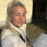 Ellen Bergström Instagram - God solig morgon ❤️ hade lite sömnlös natt på grund av lilla Elsy, det gjorde att jag tänkte en del.. jag skrev ju igår att jag blev påverkad av likes men kände att jag nog blev lite missförstådd.. jag skrev det inte i hopp om att folk skulle börja likea mina bilder mer!! Absolut inte. Jag gillar ärlighet och genuint. För mig handlar det om känslan att bli bedömd, och nu syftar jag på den yrkesmässiga rollen jag har som influencer. I början i min insta-karriär la jag ut hur mycket som helst, och la ingen prestation alls i det. Ju längre tiden gått (ja närmare 10 år nu 🙈), så har jag satt högre krav på mig själv. Vilket jag tror alla gör i alla yrken. Minns när jag jobbade som telefonförsäljare, i början sålde jag hur mycket som helst, men sedan när klagomålen började komma om mottagning.. så slutade jag sälja bra. Med andra ord - det här sitter i mitt huvud och det som stör mig är ju att jag VILL lägga upp mer roliga videos för jag tycker det är SÅÅ kul, men jag sätter så höga krav. Jag har liksom glömt bort enkelheten.. det lättsamma. Den personen jag faktiskt är ❤️ Så, ville bara skriva det. Och sen känns det så skönt att bara lägga ut ett inlägg utan massa förberedelser och tänk! Enkelt! 🥰