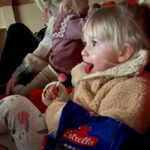 Ellen Bergström Instagram – Vilken helg! Strålande väder och vi har hunnit med att fixa massor i sommarstugan, lekt och avslutat med Bamse-bio 🥰❤️