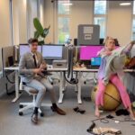 Ellen Bergström Instagram - Betald reklam för @aj_produkter Vem är du, kaos eller ordning? Skönt att det finns något för alla på medarbetare på @aj_produkter - både ljudisolerande väggar och olika typer av ergonomiska stolar! #livetpåjobbet #bragrejer #ajprodukter #chooseyourcharacter