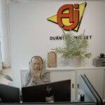 Ellen Bergström Instagram - Betald reklam för @aj_produkter - under det här året så har jag fått skapa dessa härliga sketcher för AJ! Och vem vet? Det kanske kommer en fortsättning 😎 Vilken av karaktärerna skulle ni i såna fall vilja se mer av? Min favorit är fnasiga Pillan 🤣 kanske för att jag har så torra händer haha. Så klart så måste ni ju också få en rabattkod så här på sista inlägget detta år. 10 % rabatt på hela AJ produkters sortiment på ett helt köp! ”ELLEN10” är koden och den gäller i 2 veckor från nu (till den 3/11 och kan ej kombineras med andra erbjudanden eller avtal). AJ Produkter erbjuder över 15 000 kvalitetsprodukter för kontor, lager, skola och industri. Så nu är det bara att dra på smilbandet och berätta för chefen att du har en rabattkoood och att du faktiskt behöver ett nytt skriiivbooord 😎 #måbrapåjobbet #bragrejer #ajprodukter