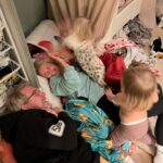 Ellen Bergström Instagram – Vilken helg! Strålande väder och vi har hunnit med att fixa massor i sommarstugan, lekt och avslutat med Bamse-bio 🥰❤️
