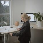 Ellen Bergström Instagram - Betald reklam för @aj_produkter - under det här året så har jag fått skapa dessa härliga sketcher för AJ! Och vem vet? Det kanske kommer en fortsättning 😎 Vilken av karaktärerna skulle ni i såna fall vilja se mer av? Min favorit är fnasiga Pillan 🤣 kanske för att jag har så torra händer haha. Så klart så måste ni ju också få en rabattkod så här på sista inlägget detta år. 10 % rabatt på hela AJ produkters sortiment på ett helt köp! ”ELLEN10” är koden och den gäller i 2 veckor från nu (till den 3/11 och kan ej kombineras med andra erbjudanden eller avtal). AJ Produkter erbjuder över 15 000 kvalitetsprodukter för kontor, lager, skola och industri. Så nu är det bara att dra på smilbandet och berätta för chefen att du har en rabattkoood och att du faktiskt behöver ett nytt skriiivbooord 😎 #måbrapåjobbet #bragrejer #ajprodukter