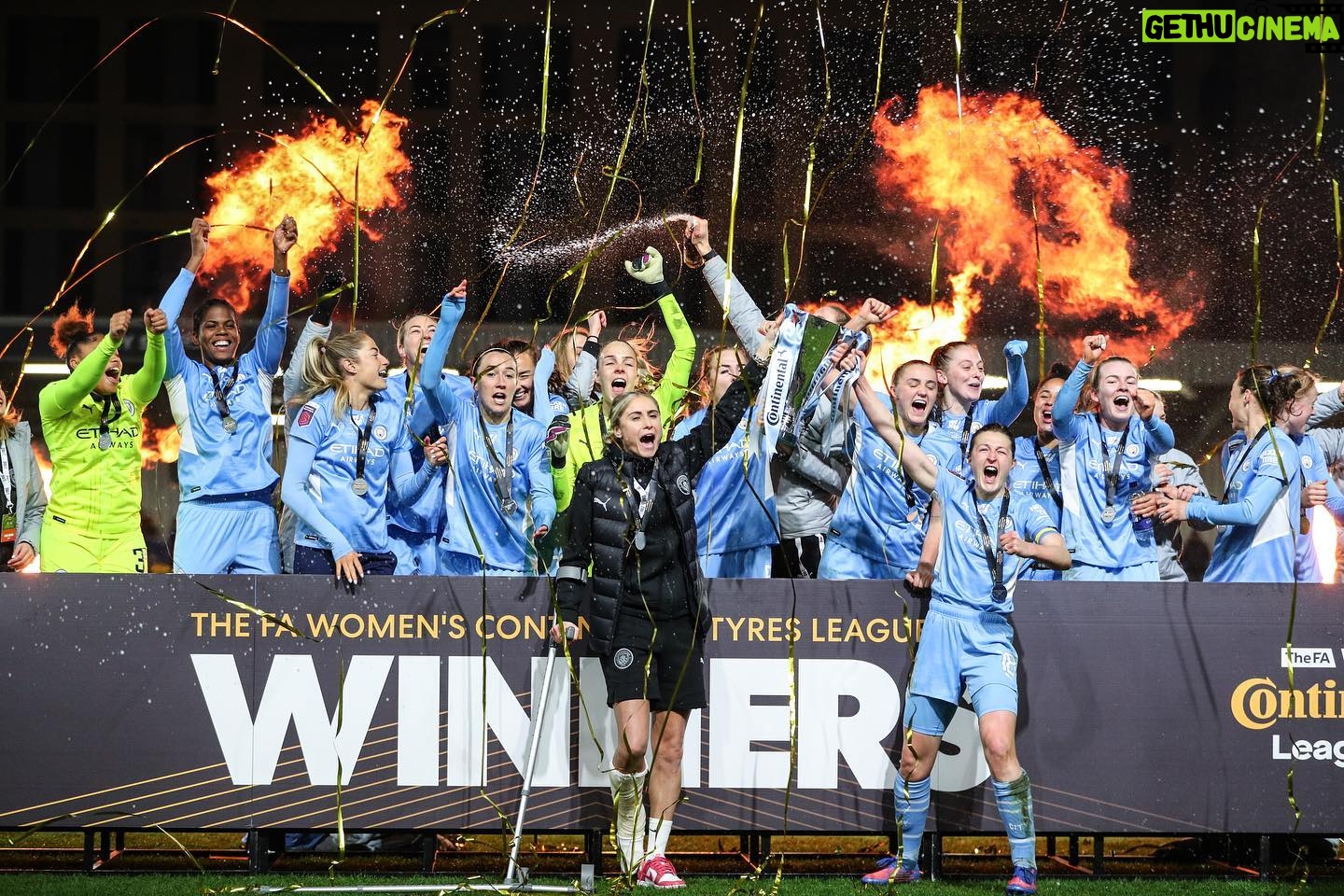 Ellen White Instagram - What a night 🏆 That one is for all our amazing fans 💙 #mancity #4