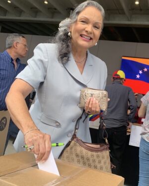 Elluz Peraza Instagram - Ejerciendo mi voto. Orgullosa de la disposición, el cariño y la abundancia de gente a quienes les IMPORTA nuestra maravillosa Venezuela.