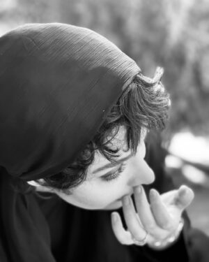 Elmira Dehghani Instagram - خطاط سه خط نوشتی،یکی را هم او خواندی و هم غیر،یکی را او خواندی و لاغیر،یکی را نه او خواندی لاغیر،گفت آن خط سوم منم