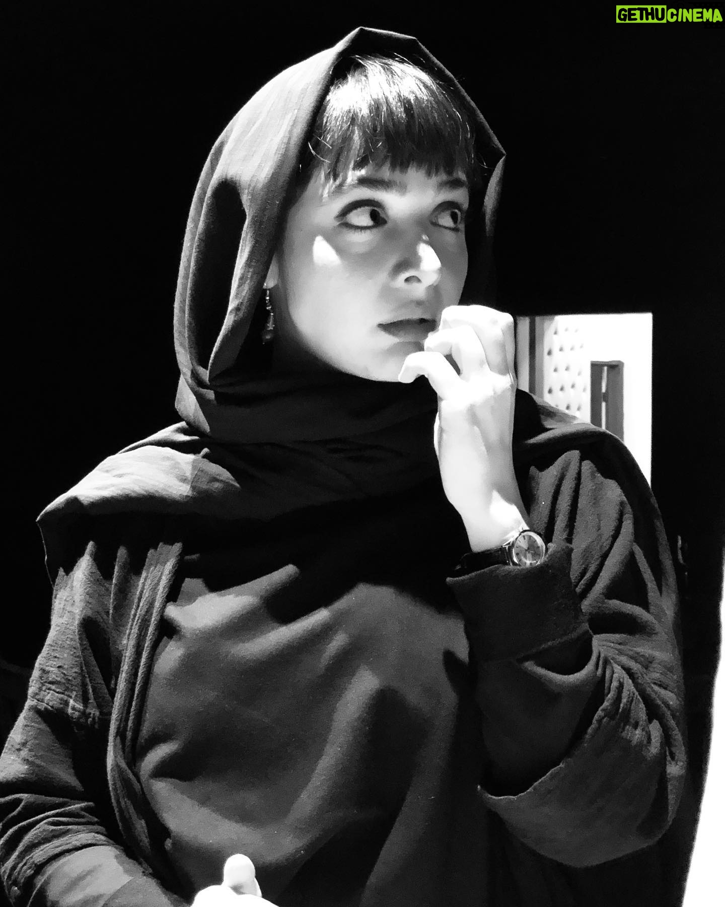 Elmira Dehghani Instagram - 🎭 وعده ما محقق شد. امشب ۲۰ دی، ساعت ۲۰، تماشاخانه «ملک» . بعد از دوماه استراحت، دوباره روی صحنه برمیگردیم تا دوستانی که دفعه پیش نمایش «نیمه تاریک ماه» رو از دست دادن فرصت دیدن دوبارهش رو داشته باشن. . #نیمه_تاریک_ماه این بار در تماشاخانه «ملک»و با همراهی سایت« tik8» . . ✔تهیه بلیت از سایت tik8.com عکس: «شیرین جهانزاده» . ▪کارگردان: #داود_بنی_اردلان . ▪بازيگران(به ترتیب حروف الفبا): #روزبه_حصاری #المیرا_دهقانی #بهزاد_عمرانی #رامونا_شاه #سام_کبودوند #حسین_کشفی_اصل و #نیکی_مظفری . ▪آدرس اجرا: خیابان شریعتى، خیابان ملک (نرسیده به بهار شیراز)، نبش خیابان وزوایى، پلاک 13، سالن ملک @davoodbaniardalan @leila.jafariiii @iman_yazdi @roozbehhesari @elmiradehghani @behzadomrani @ramoona.shah @sam_kaboudvand @h_kashfiasl @nikimozaffari @farnoush_aba @shirin.jahanzadeh @pan__studio @kevazingo_interior @mytik8 . . #تياتر#تئاترخوب_ببينيم#دی#٩٨#تئاتربازها#تهران#ايران#تیاتریها#تیاتر_ببینیم#بازيگر#بازيگر_تياتر #theatre 