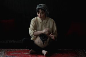Elmira Dehghani Instagram - یه چیزایی اتفاق افتادن که همشون تموم شدن،مردن ولی بوی گند تعفنش با منه،من از این بو نمی تونم حرف بزنم،نمی تونم نشونش بدم
می شه نخوای بدونی،فقط به صدام گوش بدی،دقت کن به صدام نه به حرفام،آخه حرفامم نمی تونم کامل بزنم اونم..ببین نمی تونم بگم،
می شه ببینیم فقط ببینم