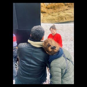 Élodie Frégé Instagram - [ DÉBUTs DU BAL ✨] 
.
.
Merci à vous tous pour les retours bien plus chaleureux que cette plage en automne où nous avons pris  soin de prendre froid pour vos beaux yeux et les aventures dansées du duo que nous (re)formons @mokaiesh et moi pour cette fin de bal ❤️‍🔥
.
.
Pour vous remercier de vos mots doux, partagés et emojis endiablés, voici quelques clichés inédits du tournage… et puis une bonne nouvelle … ci dessous : 

DEMAIN SOIR , pour la première fois, vous pourrez nous voir chanter notre duo en live sur @tf1 , chez @nikosaliagas en seconde partie de soirée, dans @lachansonsecrete_tf1 !! 
📺 
.
. 
Et qui vous dit que l un d entre nous ne sera pas là avant… pour faire une surprise à un être cher ? RENDEZ VOUS DEMAIN SOIR ! 
Et en attendant : cliquez sur le lien vers le clip, dans ma bio. 🎞 
.
.
Baisers du soir , presque tard 💋
. 
.
Et vive le roi, toujours bien placé… ( chess & chest ne sont pas si loin n est Ce pas ? )