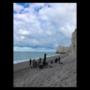 Élodie Frégé Instagram - [ DÉBUTs DU BAL ✨] 
.
.
Merci à vous tous pour les retours bien plus chaleureux que cette plage en automne où nous avons pris  soin de prendre froid pour vos beaux yeux et les aventures dansées du duo que nous (re)formons @mokaiesh et moi pour cette fin de bal ❤️‍🔥
.
.
Pour vous remercier de vos mots doux, partagés et emojis endiablés, voici quelques clichés inédits du tournage… et puis une bonne nouvelle … ci dessous : 

DEMAIN SOIR , pour la première fois, vous pourrez nous voir chanter notre duo en live sur @tf1 , chez @nikosaliagas en seconde partie de soirée, dans @lachansonsecrete_tf1 !! 
📺 
.
. 
Et qui vous dit que l un d entre nous ne sera pas là avant… pour faire une surprise à un être cher ? RENDEZ VOUS DEMAIN SOIR ! 
Et en attendant : cliquez sur le lien vers le clip, dans ma bio. 🎞 
.
.
Baisers du soir , presque tard 💋
. 
.
Et vive le roi, toujours bien placé… ( chess & chest ne sont pas si loin n est Ce pas ? )