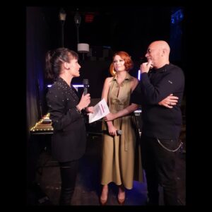 Élodie Frégé Instagram - [ DEUX POUR LE PRIX DOUX ] 📺 
.
.
Ô Cher @pascalobispo , mon cher Pascal, j’écris deux fois ton prénom puisque tout à l’heure, une heure après 2x10h [ 21h ] sur la chaîne “Double V” 9 [ @w9officiel ] , ceux qui auront cligné doublement de l œil nous verrons partager une paire de chansons de toi…dans un show présenté par un binôme détonnant… [ @erikamoulet   @jerome_anthony_officiel ] 
.
Oui, quel cadeau tu m’as fait là! 
Deux chansons avec toi , l’une entre chien et loup, l autre entre pudeur et confession. 
Pas de celles garées en double file, ces chansons. 
.
.
Lesquelles ❓❓
.
.
Devinez donc… 
.
. 
Merci à ceux qui ont permis à ce moment de voir le jour ( et parfois la nuit ), et surtout merci à toi, Pascal, qui n’es jamais à court de douceurs et compliments, d enthousiasme et d’émerveillement, d’idées et de surprises. ♥️ 
.
.
Passez un moment sévèrement beau, en notre compagnie   des tas d’autres humains allant deux par deux, pour #lagrandesoiréedesduos que vous soyez treize, trois, seul ou six. 
.
.
💋 
.
.
••••••••••••••••••••••••••••••••••
.
.
Des câlins à mon équipe follement adorée : 
- @monicabibalou au make up 
- @sandra_vt1 à la coiffure 
- @aurelienstorny pour @materieltbilisi   @fredmarzo 
- @laurentmanganas au management