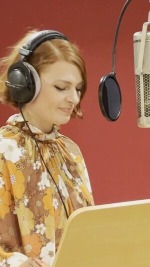 Élodie Frégé Instagram - #BehindTheScenes de Elodie Frégé enregistrant « Chanson aux pommes » 🍎 🍏 en studio avec Patxi.

#enfants #famille #kids #enfant #maman #parents #bebe #ecole #education #activiteenfant #viedemaman #vacances #jeux #maternelle #mumlife #montessori #enfance #cuisine #cooking #julieandrieu #musique #musiquepourenfants #musiqueenfants #Famille #educatif #recetteenfant #recette #recettekids #elodiefrege