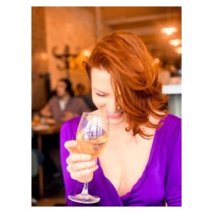 Élodie Frégé Instagram - Sinon… 

Dans un autre genre. 

Je bois comme je… 

… comme j’aime cette couleur 💜 

… comme je ris ( j’espère que non parce que je ris beaucoup ) 🔍 

… comme je vous prépare des choses en V. pour bientôt . 

Voilà. 
Vin.
Viens. 
(Al)Col en V. 
Violet. 
Volutes. 
Vérités. 
Vous. 
Vivant. 
Vinyle.
Vers en musique. 
Voyages. 
Versions. 
Volcan. 

Et… Visous! 💋

Elodie Vanda ( les Vrais saVent) 

♥️