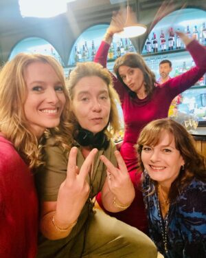 Élodie Varlet Instagram - Retour en images sur le redémarrage de @pblvofficiel ! 

J-1 pour la diffusion sur @tf1 ! C’est fou. Juste fou. 🔥🔥🔥

Ma chère Estelle revient le temps d’une arche. J’espère que vous aurez autant de plaisir à la découvrir que j’ai eu à la tourner. 🤗

🙏Merci merci merciiiiii à mes partners géniaux, à nos réalisateurs bienveillants, à nos prods et à @newen_studios d’y avoir toujours cru, à tous les techniciens et surtout à vous sans qui tout cela n’aurait jamais été possible ! 

Bon come back … 
Et … Belle année 2024 ✨💫💫

❤️

#pblv #pblvofficiel #tf1 #demain #fou #comeback