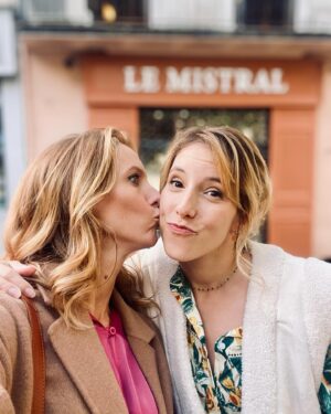 Élodie Varlet Instagram - Retour en images sur le redémarrage de @pblvofficiel ! 

J-1 pour la diffusion sur @tf1 ! C’est fou. Juste fou. 🔥🔥🔥

Ma chère Estelle revient le temps d’une arche. J’espère que vous aurez autant de plaisir à la découvrir que j’ai eu à la tourner. 🤗

🙏Merci merci merciiiiii à mes partners géniaux, à nos réalisateurs bienveillants, à nos prods et à @newen_studios d’y avoir toujours cru, à tous les techniciens et surtout à vous sans qui tout cela n’aurait jamais été possible ! 

Bon come back … 
Et … Belle année 2024 ✨💫💫

❤️

#pblv #pblvofficiel #tf1 #demain #fou #comeback