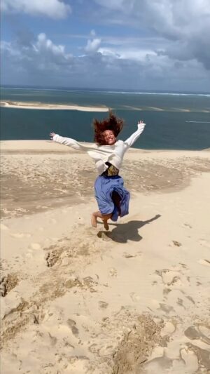 Élodie Varlet Instagram - Passion Sud Ouest. ❤️

Se courser dans le sable fin. S’emmitoufler dans un poncho en plein été. Se dire qu’il fait 16 degré. Alors se réchauffer avec une gaufre choco/chantilly par jour. 
Ne pas oublier de prendre des apéros à chaque coucher de soleil. S’empiffrer de padrones, de chipirons, de bulots et de moules frites. 
Se prendre fort dans les bras et crier pour contrer le vent. Tirer la langue pour goûter la pluie puis courir s’abriter et s’acheter des k-ways. 
… 
Bref, des vacaaaaances 🫶! 

😉Mes endroits coup de ❤️
@kanttu_erretegia 
@lapaillotebleue.anglet 
@clubplagepereire 
@lacabanedelaiguillon 
@maison_fredelian 

#enfamille #surf #vent #pluie #maispasque #soleil #plage #biarritz #bidart #sansebastian #arcachon #capferret #bassinarcachon #dunedupilat #sable #vacances