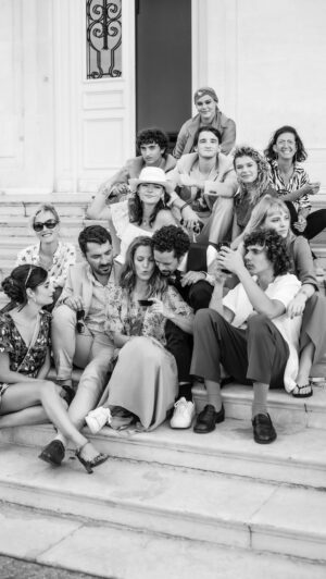 Élodie Varlet Instagram - RDV ce soir pour la dernière soirée « plus belle ». 
Immense merci à vous qui nous avez suivis, à tous mes partenaires de jeu, à tous ces techniciens de talents… à tous ceux qui ont fait de cette série une série historique. 
Je vous souhaite le meilleur et retrouvons nous ! 
@pblvofficiel 
@newen_studios 
@francetelevisions 
📸 @fabien.trbn 
#gratitude #thisisthend #pblv #dansnoscoeurs #ajamaislespremiers