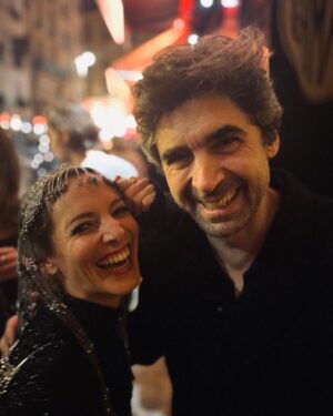 Élodie Varlet Instagram - Paris, à la folie. ✨
Une expo, une projo, un paradisio…
@colors_festivals 🌈
#lesecretdelagrotte 🤫
@davidbaiot sweet 30´🔥