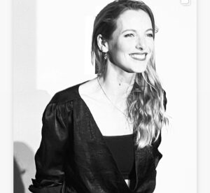 Élodie Varlet Instagram - Instants inoubliables au @festivaldelafiction. 
Merci à toute l’équipe de l’organisation du festival. C’était dingue. 
Merci à @ceylinco et @marine.2br nos formidables attachées de presse. ✨
Merci à @davidbaiot mon acolyte & le plus beau des juré 😜
Merci à tous mes camarades de @pblvofficiel, c’était fou de partager ça ensemble, vous êtes si géniaux. ❤️
Merci surtout au public qui nous a porté, suivi, aimé pendant toutes ces années à travers nos personnages et nos histoires. 👏
Merci à @newen_studios nos supers producteurs 🙏et plus particulièrement a @clairedlr72 et 
@michelledelarochefoucauld 💕
Merci à @francetelevisions pour ces années folles. 🌟
Ça n’est pas fini, on termine en beauté jusqu’au 18 Novembre pour le Last Prime ! 🔥
Mais on a pu vous dire au revoir (et à bientôt ailleurs aussi !) et ça c’était beaucoup d’émotions mais avant tout du bonheur. ❤️❤️

Merci aussi a @larocheposay pour le MC parfait et à mon agent @agence.vdl qui me suit depuis tant d’années ✨✨✨ 

#festival #larochelle #inoubliable #merci #abientot #pblv #perfectteam