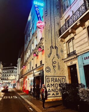 Élodie Varlet Instagram - Two days in Paris ✨
Lecture, Écriture, Plan d’attaque, Avant Première, Lido et Grand Amour = Heureuse ! 🥳
Merci la vie 🔥
#newproject #lido #cabaret #lestetesgivrees #hotelgrandamour #gratitude #paris #ffg #onlacherien #motivee