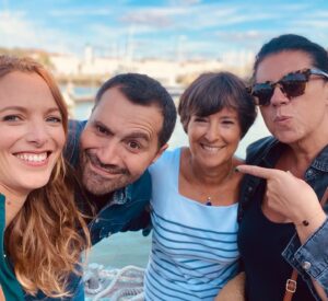 Élodie Varlet Instagram - Instants inoubliables au @festivaldelafiction. 
Merci à toute l’équipe de l’organisation du festival. C’était dingue. 
Merci à @ceylinco et @marine.2br nos formidables attachées de presse. ✨
Merci à @davidbaiot mon acolyte & le plus beau des juré 😜
Merci à tous mes camarades de @pblvofficiel, c’était fou de partager ça ensemble, vous êtes si géniaux. ❤️
Merci surtout au public qui nous a porté, suivi, aimé pendant toutes ces années à travers nos personnages et nos histoires. 👏
Merci à @newen_studios nos supers producteurs 🙏et plus particulièrement a @clairedlr72 et 
@michelledelarochefoucauld 💕
Merci à @francetelevisions pour ces années folles. 🌟
Ça n’est pas fini, on termine en beauté jusqu’au 18 Novembre pour le Last Prime ! 🔥
Mais on a pu vous dire au revoir (et à bientôt ailleurs aussi !) et ça c’était beaucoup d’émotions mais avant tout du bonheur. ❤️❤️

Merci aussi a @larocheposay pour le MC parfait et à mon agent @agence.vdl qui me suit depuis tant d’années ✨✨✨ 

#festival #larochelle #inoubliable #merci #abientot #pblv #perfectteam