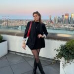 Eloise van Oranje Instagram - ten eerste - DIT UITZICHT 😍 ten tweede - ik kreeg van veel mensen de vraag naar mij tips. ik ben hier natuurlijk pas net dus het is niet veel, maar so far: food & drinks: fairfax: heel lekker màlà project: ik droom hiervan la esquina: amazing vibes drankjes in the lower east zijn over het algemeen super levain bakery: BESTE koekjes magnolia bakery (nog niet opnieuw geweest alleen) blank street coffee is heel lekker general: probeer reserveringen te maken!! de app resy maakt alles overzichtelijk greenwich is heel leuk om te lopen (bleeker street in particular) dit wordt nooit echt verteld in tip lijstjes: bij lekker weer MOET je lopen langs het water aan de west side langs alle piers keep you updated als het meer wordt 🫶