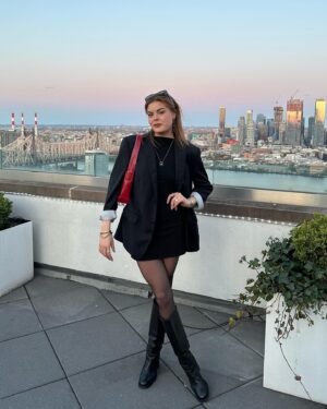Eloise van Oranje Instagram - ten eerste - DIT UITZICHT 😍
ten tweede - ik kreeg van veel mensen de vraag naar mij tips. ik ben hier natuurlijk pas net dus het is niet veel, maar so far:

food & drinks:
fairfax: heel lekker
màlà project: ik droom hiervan
la esquina: amazing vibes 
drankjes in the lower east zijn over het algemeen super
levain bakery: BESTE koekjes 
magnolia bakery (nog niet opnieuw geweest alleen)
blank street coffee is heel lekker 

general:
probeer reserveringen te maken!! de app resy maakt alles overzichtelijk 
greenwich is heel leuk om te lopen (bleeker street in particular)
dit wordt nooit echt verteld in tip lijstjes: bij lekker weer MOET je lopen langs het water aan de west side langs alle piers 

keep you updated als het meer wordt 🫶