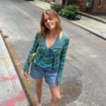 Eloise van Oranje Instagram – ik ben net voor dat ik naar new york ging door mijn moeders kast gegaan en heb ZO een mooie items gevonden – daarvan is deze top en cardigan set 💛💙💚 ik ben obsessed