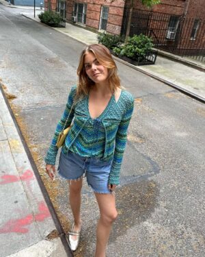 Eloise van Oranje Instagram - ik ben net voor dat ik naar new york ging door mijn moeders kast gegaan en heb ZO een mooie items gevonden - daarvan is deze top en cardigan set 💛💙💚 ik ben obsessed