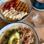Eloise van Oranje Instagram – 👯‍♀️derde bezoek👯‍♀️

samen met tess in hartje soho kunnen slapen voor een week was echt een DROOM. we liepen de deur uit en stonden meteen in een wijk met mooie (boutique) winkels en restaurants – waar we echt alles “cute en leuk” vonden 😉 zo genoten van het lekkere eten (behalve crumble cookies haha), de lange wandelingen, het lekkere weer, en alle gezelligheid 🥂🥂🥂

tips van deze week qua eten
– 🍣 @ozakaya_nyc 
– 🥗 @rubyscafe , @shukanyc (!!!) en @twohandsrestaurant 
– 🍕 @upsidepizza 
– 🎷 @thedjangonyc 
– 🥟 @smorgasburg
– 🍜 @soothr_nyc 
– 🌇 @veranonyc