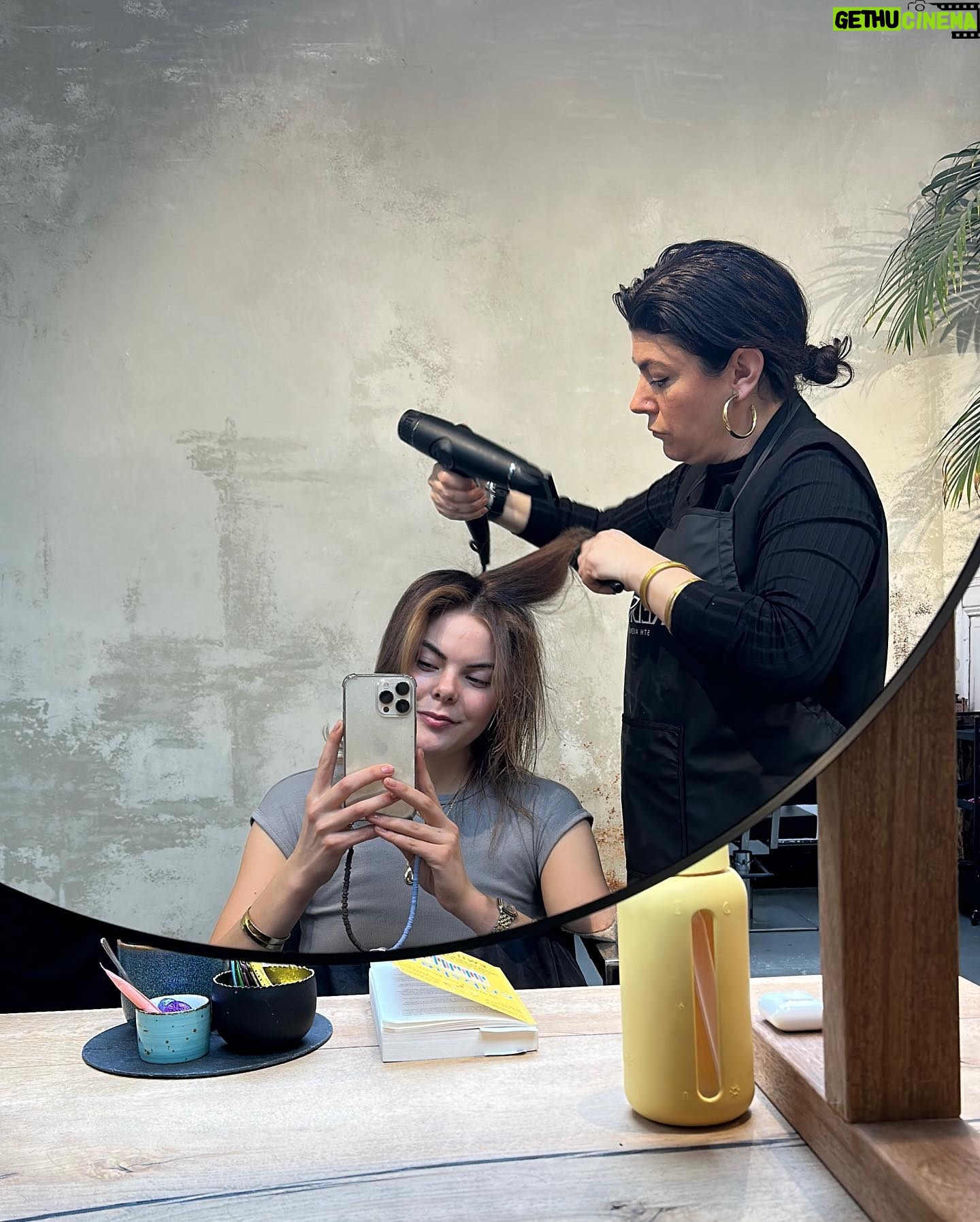Eloise van Oranje Instagram - genieten van de laatste paar dagen in amsterdam en den haag 🫶 1. leuke fotoshoot met @boeppink 2. heerlijk buiten aan scriptie 3. hot girl walks 4. hair refreshment van de BESTE @mariaalonso_hairandmakeup 5. surprise party gevierd 🥹 ik had niks door 6. veel good bye dates 7. leuke dingetjes in ams doen 8. zo gek om mijn kamer weer leeg te zien okee dat was het, happy easter en byeee