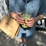 Eloise van Oranje Instagram – 👯‍♀️derde bezoek👯‍♀️

samen met tess in hartje soho kunnen slapen voor een week was echt een DROOM. we liepen de deur uit en stonden meteen in een wijk met mooie (boutique) winkels en restaurants – waar we echt alles “cute en leuk” vonden 😉 zo genoten van het lekkere eten (behalve crumble cookies haha), de lange wandelingen, het lekkere weer, en alle gezelligheid 🥂🥂🥂

tips van deze week qua eten
– 🍣 @ozakaya_nyc 
– 🥗 @rubyscafe , @shukanyc (!!!) en @twohandsrestaurant 
– 🍕 @upsidepizza 
– 🎷 @thedjangonyc 
– 🥟 @smorgasburg
– 🍜 @soothr_nyc 
– 🌇 @veranonyc