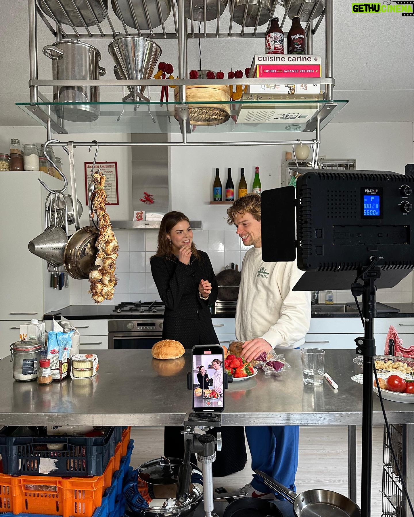 Eloise van Oranje Instagram - genieten van de laatste paar dagen in amsterdam en den haag 🫶 1. leuke fotoshoot met @boeppink 2. heerlijk buiten aan scriptie 3. hot girl walks 4. hair refreshment van de BESTE @mariaalonso_hairandmakeup 5. surprise party gevierd 🥹 ik had niks door 6. veel good bye dates 7. leuke dingetjes in ams doen 8. zo gek om mijn kamer weer leeg te zien okee dat was het, happy easter en byeee