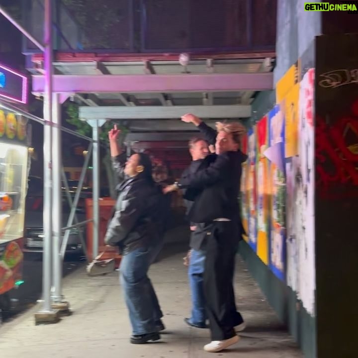 Eloise van Oranje Instagram - 🤝rob en daan🤝 never a dull moment met deze twee. ik kan genieten van alle momenten samen - random feestjes, lekkere restaurantjes, goeie gesprekken en grappige verhalen. allebei heel blij jullie in mijn leven te hebben. en nu KLAAR met dat zoetsappige - jullie zijn ook gewoon echte debielen met z’n tweeën LY :))))