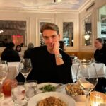 Eloise van Oranje Instagram – 🤝rob en daan🤝

never a dull moment met deze twee. ik kan genieten van alle momenten samen – random feestjes, lekkere restaurantjes, goeie gesprekken en grappige verhalen. allebei heel blij jullie in mijn leven te hebben. en nu KLAAR met dat zoetsappige – jullie zijn ook gewoon echte debielen met z’n tweeën LY :))))
