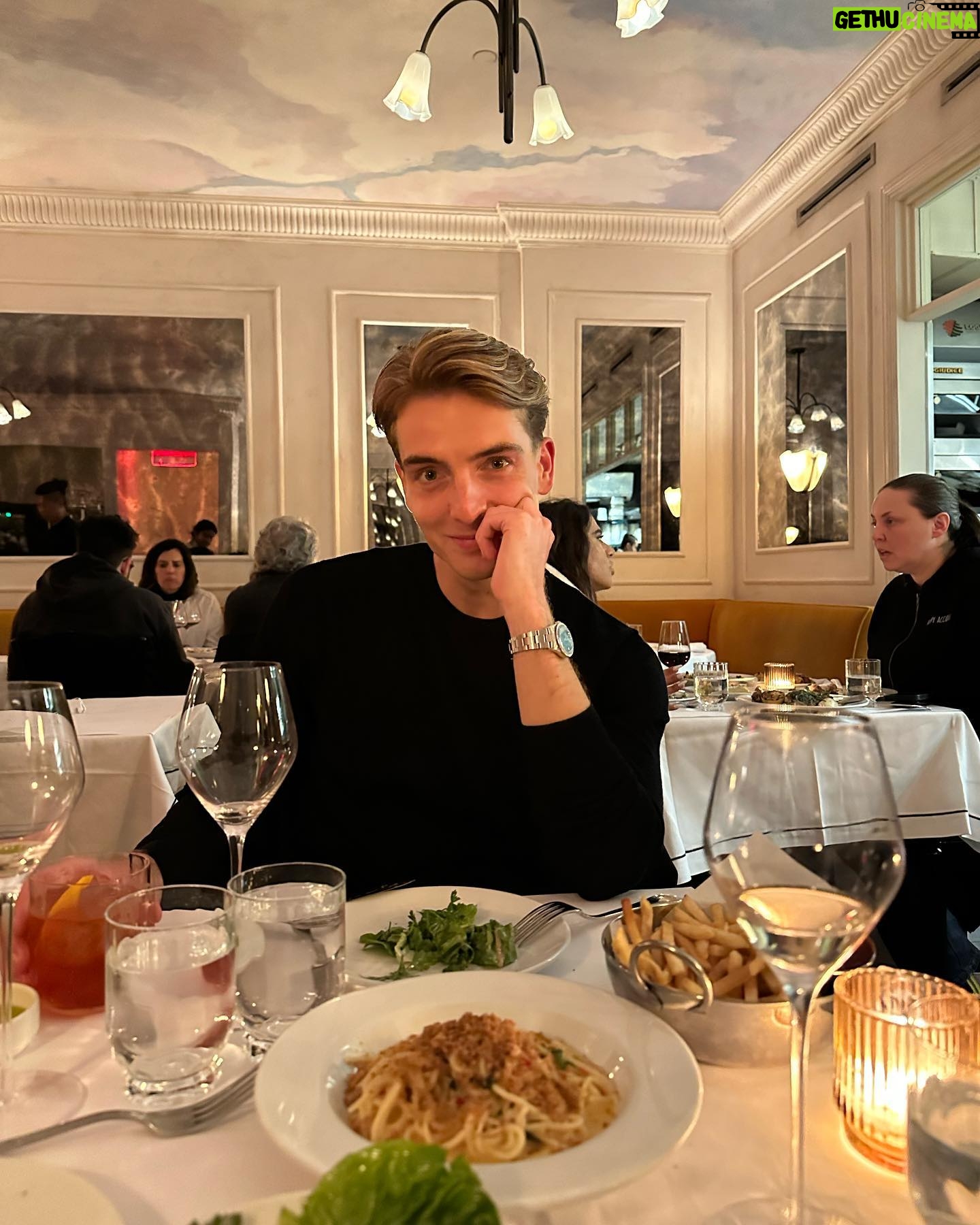 Eloise van Oranje Instagram - 🤝rob en daan🤝 never a dull moment met deze twee. ik kan genieten van alle momenten samen - random feestjes, lekkere restaurantjes, goeie gesprekken en grappige verhalen. allebei heel blij jullie in mijn leven te hebben. en nu KLAAR met dat zoetsappige - jullie zijn ook gewoon echte debielen met z’n tweeën LY :))))