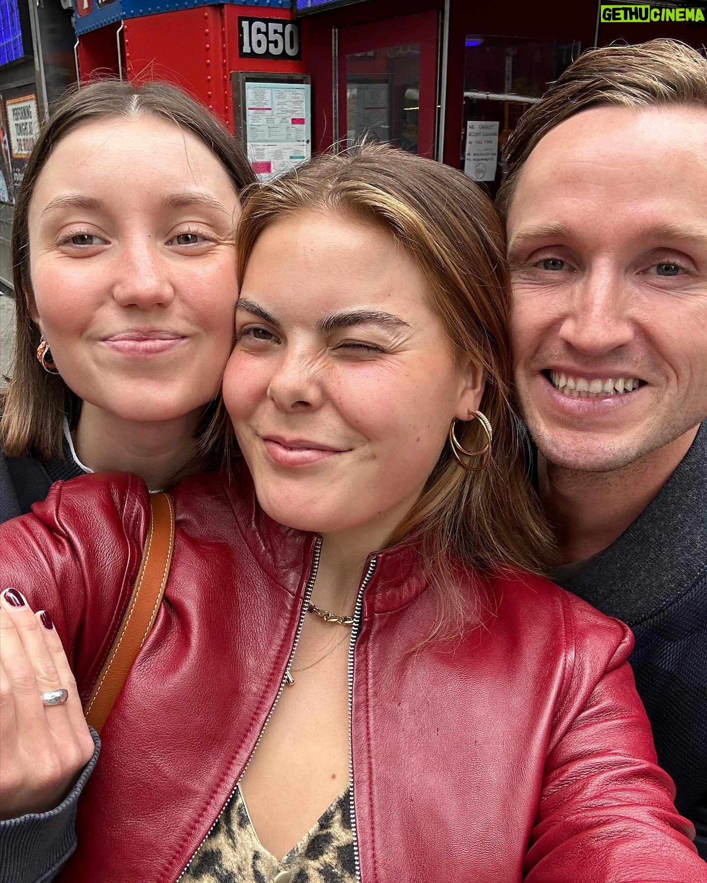 Eloise van Oranje Instagram - 🤝rob en daan🤝 never a dull moment met deze twee. ik kan genieten van alle momenten samen - random feestjes, lekkere restaurantjes, goeie gesprekken en grappige verhalen. allebei heel blij jullie in mijn leven te hebben. en nu KLAAR met dat zoetsappige - jullie zijn ook gewoon echte debielen met z’n tweeën LY :))))