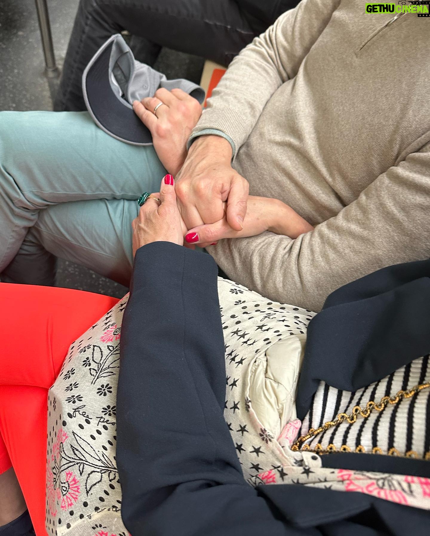 Eloise van Oranje Instagram - π¨βπ©βπ§ tweede bezoek π¨βπ©βπ§ in mijn vorige post heb ik al wat gedeeld over een dag samen, maar het was echt zo gezellig met mijn ouders! ik heb ze een beetje mijn leven te kunnen laten zien. de afgelopen dagen bestonden voornamelijk uit veel wandelen, het ontdekken van mooie plekjes en genieten van lekker eten. ik ben zo dankbaar voor deze momenten samen met hen, vooral omdat we het altijd zo druk hebben en niet altijd de kans krijgen om samen rustig dingen te doen :) al met al heb ik echt enorm genoten van deze tijd samen π«Ά