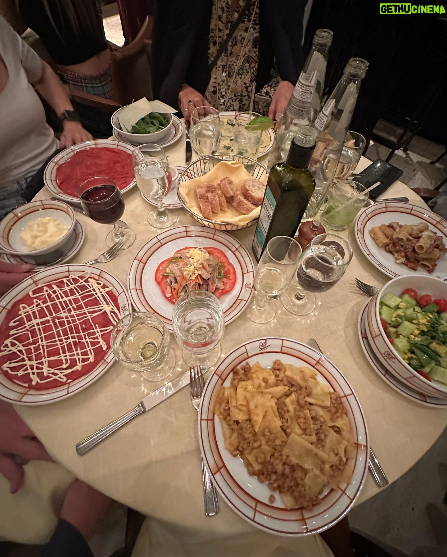 Eloise van Oranje Instagram - π¨βπ©βπ§ tweede bezoek π¨βπ©βπ§ in mijn vorige post heb ik al wat gedeeld over een dag samen, maar het was echt zo gezellig met mijn ouders! ik heb ze een beetje mijn leven te kunnen laten zien. de afgelopen dagen bestonden voornamelijk uit veel wandelen, het ontdekken van mooie plekjes en genieten van lekker eten. ik ben zo dankbaar voor deze momenten samen met hen, vooral omdat we het altijd zo druk hebben en niet altijd de kans krijgen om samen rustig dingen te doen :) al met al heb ik echt enorm genoten van deze tijd samen π«Ά