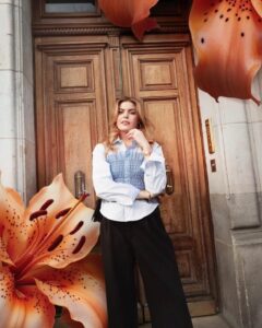 Eloise van Oranje Instagram - ik kan nog steeds niet geloven dat ik in een @viktorandrolf_fragrances campagne zit voor de nieuwe (en heerlijke) geur: flowerbomb tiger lily 🌺🌺🌺 echt onwerkelijk, ik deel over een tijd nog meer professionele foto’s!! #flowerbombtigerlily AD*