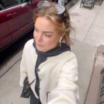 Eloise van Oranje Instagram – omdat jullie mijn vorige outfit filmpje zo leuk vonden – hierbij een nieuwe 🖤🤍 jasje voor een amazing deal op een markt gevonden