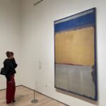 Eloise van Oranje Instagram – 🩵 eerste bezoek 🩵
we hebben allemaal leuke dingen gedaan – ook dingen die ik normaal niet zo snel zou doen, hier is de rundown :
🖼️MoMa: druk door zondag maar wel paar coole kunstwerken
☕️Tiffany&Co gallery en café: heeeel leuk om dit te doen
🍱Zuma: had het al gedeeld via stories, jammer genoeg een 7/10. hele coole sfeer maar het eten niet echt waard voor de prijs ;)
⚜️MET gala proberen te bekijken: hele grote fail want half NY had hetzelfde idee natuurlijk
🌳heerlijke wandeling door Central Park
👕Ralph’s en RL winkels: ik stond versteld over hoe mooi deze winkels waren lekkere gebakjes bij ralph’s
🏇Polo Bar: prachtig interieur, lekkere mocktails, fijne sfeer en goeie gesprekken
🥗Dante west village: super leuk buiten gezeten