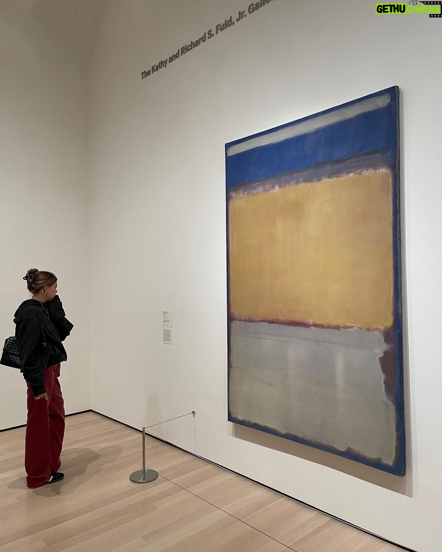 Eloise van Oranje Instagram - 🩵 eerste bezoek 🩵 we hebben allemaal leuke dingen gedaan - ook dingen die ik normaal niet zo snel zou doen, hier is de rundown : 🖼️MoMa: druk door zondag maar wel paar coole kunstwerken ☕️Tiffany&Co gallery en café: heeeel leuk om dit te doen 🍱Zuma: had het al gedeeld via stories, jammer genoeg een 7/10. hele coole sfeer maar het eten niet echt waard voor de prijs ;) ⚜️MET gala proberen te bekijken: hele grote fail want half NY had hetzelfde idee natuurlijk 🌳heerlijke wandeling door Central Park 👕Ralph’s en RL winkels: ik stond versteld over hoe mooi deze winkels waren lekkere gebakjes bij ralph’s 🏇Polo Bar: prachtig interieur, lekkere mocktails, fijne sfeer en goeie gesprekken 🥗Dante west village: super leuk buiten gezeten