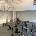 Eloise van Oranje Instagram – 🩵 eerste bezoek 🩵
we hebben allemaal leuke dingen gedaan – ook dingen die ik normaal niet zo snel zou doen, hier is de rundown :
🖼️MoMa: druk door zondag maar wel paar coole kunstwerken
☕️Tiffany&Co gallery en café: heeeel leuk om dit te doen
🍱Zuma: had het al gedeeld via stories, jammer genoeg een 7/10. hele coole sfeer maar het eten niet echt waard voor de prijs ;)
⚜️MET gala proberen te bekijken: hele grote fail want half NY had hetzelfde idee natuurlijk
🌳heerlijke wandeling door Central Park
👕Ralph’s en RL winkels: ik stond versteld over hoe mooi deze winkels waren lekkere gebakjes bij ralph’s
🏇Polo Bar: prachtig interieur, lekkere mocktails, fijne sfeer en goeie gesprekken
🥗Dante west village: super leuk buiten gezeten