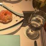 Eloise van Oranje Instagram – 🩵 eerste bezoek 🩵
we hebben allemaal leuke dingen gedaan – ook dingen die ik normaal niet zo snel zou doen, hier is de rundown :
🖼️MoMa: druk door zondag maar wel paar coole kunstwerken
☕️Tiffany&Co gallery en café: heeeel leuk om dit te doen
🍱Zuma: had het al gedeeld via stories, jammer genoeg een 7/10. hele coole sfeer maar het eten niet echt waard voor de prijs ;)
⚜️MET gala proberen te bekijken: hele grote fail want half NY had hetzelfde idee natuurlijk
🌳heerlijke wandeling door Central Park
👕Ralph’s en RL winkels: ik stond versteld over hoe mooi deze winkels waren lekkere gebakjes bij ralph’s
🏇Polo Bar: prachtig interieur, lekkere mocktails, fijne sfeer en goeie gesprekken
🥗Dante west village: super leuk buiten gezeten