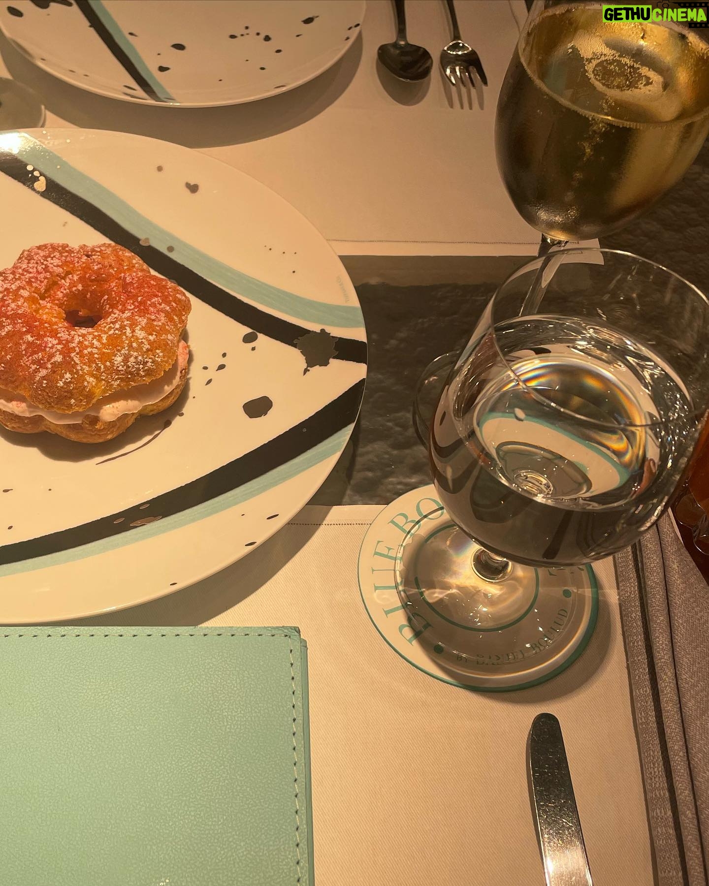 Eloise van Oranje Instagram - 🩵 eerste bezoek 🩵 we hebben allemaal leuke dingen gedaan - ook dingen die ik normaal niet zo snel zou doen, hier is de rundown : 🖼️MoMa: druk door zondag maar wel paar coole kunstwerken ☕️Tiffany&Co gallery en café: heeeel leuk om dit te doen 🍱Zuma: had het al gedeeld via stories, jammer genoeg een 7/10. hele coole sfeer maar het eten niet echt waard voor de prijs ;) ⚜️MET gala proberen te bekijken: hele grote fail want half NY had hetzelfde idee natuurlijk 🌳heerlijke wandeling door Central Park 👕Ralph’s en RL winkels: ik stond versteld over hoe mooi deze winkels waren lekkere gebakjes bij ralph’s 🏇Polo Bar: prachtig interieur, lekkere mocktails, fijne sfeer en goeie gesprekken 🥗Dante west village: super leuk buiten gezeten