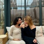 Eloise van Oranje Instagram – in TIJDEN niet zo een leuke dump gehad. ik geniet van mijn laatste 2023 momenten 💚 

voor als het je boeit:
1 leuke gesprekken en daarbij hoort een paar foto’s @annanooshin 
2 ik wil deze kerstboom thuis @annaninanl 
3 wat een werk @louisvuitton 
4 gezellige avond
5 heerlijke avond met lievelings mensen @cantine_de_caron 
6 ik wil het @filippa_k 
7 lachuh @sheida.alhoei 
8 vibez 
9 prachtige pop up van @vivianhoorn @kaesutherland 
10 ik ben blij verrast @spektakelwonen
