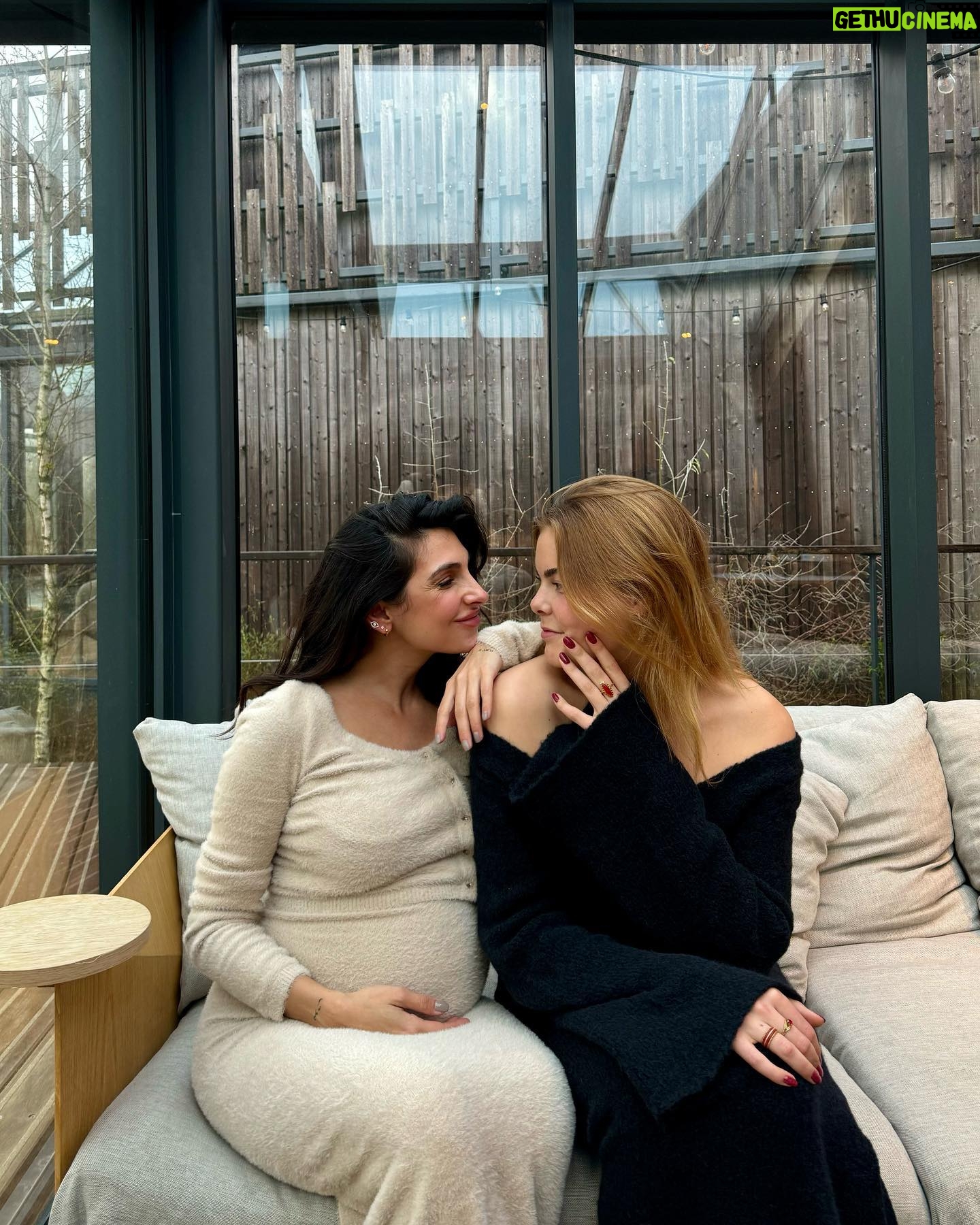 Eloise van Oranje Instagram - in TIJDEN niet zo een leuke dump gehad. ik geniet van mijn laatste 2023 momenten 💚 voor als het je boeit: 1 leuke gesprekken en daarbij hoort een paar foto’s @annanooshin 2 ik wil deze kerstboom thuis @annaninanl 3 wat een werk @louisvuitton 4 gezellige avond 5 heerlijke avond met lievelings mensen @cantine_de_caron 6 ik wil het @filippa_k 7 lachuh @sheida.alhoei 8 vibez 9 prachtige pop up van @vivianhoorn @kaesutherland 10 ik ben blij verrast @spektakelwonen