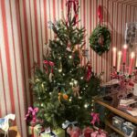 Eloise van Oranje Instagram – in TIJDEN niet zo een leuke dump gehad. ik geniet van mijn laatste 2023 momenten 💚 

voor als het je boeit:
1 leuke gesprekken en daarbij hoort een paar foto’s @annanooshin 
2 ik wil deze kerstboom thuis @annaninanl 
3 wat een werk @louisvuitton 
4 gezellige avond
5 heerlijke avond met lievelings mensen @cantine_de_caron 
6 ik wil het @filippa_k 
7 lachuh @sheida.alhoei 
8 vibez 
9 prachtige pop up van @vivianhoorn @kaesutherland 
10 ik ben blij verrast @spektakelwonen